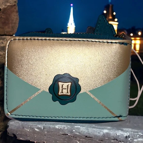 Harry Potter Golden Hogwarts Castle Crossbody Bag& Accordion Wallet - Picture 7 of 8